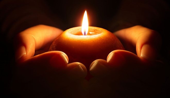 candela nelle mani Onoranze funebri Gamberini